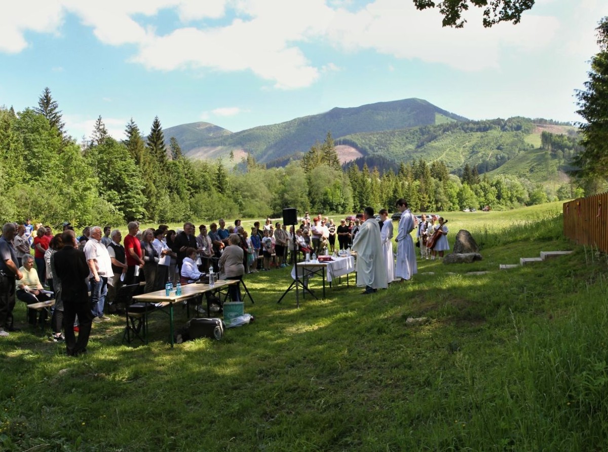 Posviacka obnoveného kríža vo Vrátnej