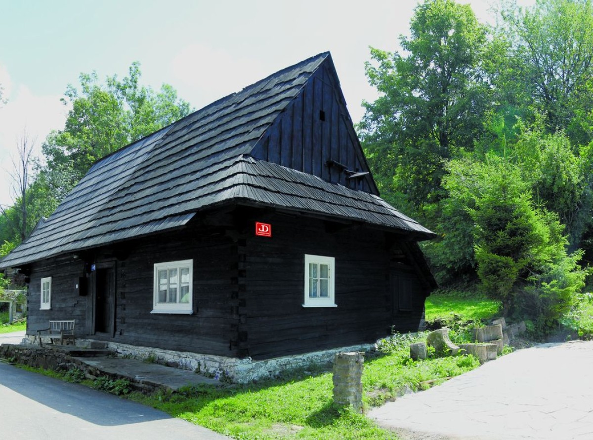 Jánošíkov dom je počas sezóny letnej otvorený denne