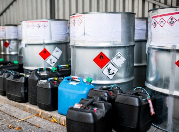 Zber nebezpečného odpadu farby a chemikálie