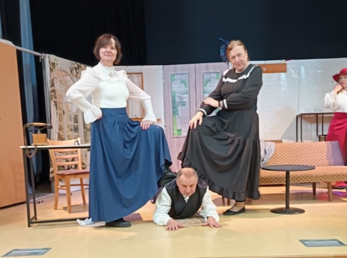 Porubské ochotnícke divadlo hosťuje v Terchovej s veselohrou „Manžel pod papučou“