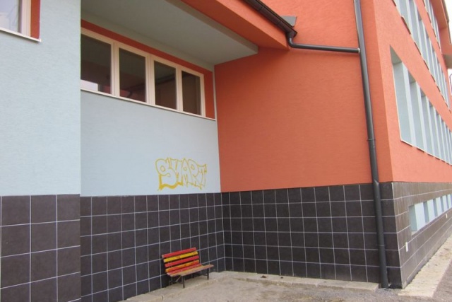 Poškodenie novej fasády materskej školy
