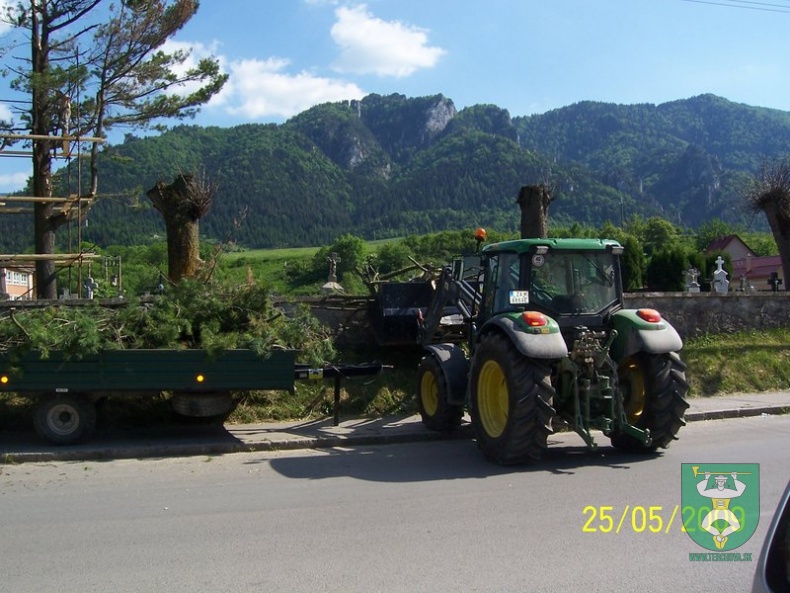 Blesk zničil stromy na cintoríne 27