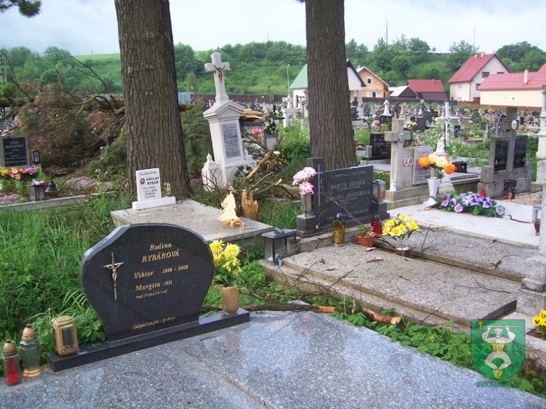 Blesk zničil stromy na cintoríne 34