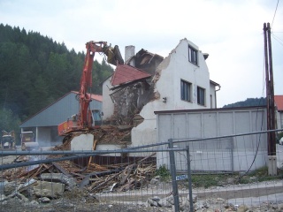Búranie požiarnej zbrojnice 81