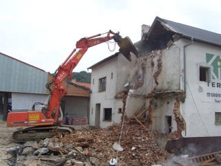 Búranie požiarnej zbrojnice 28