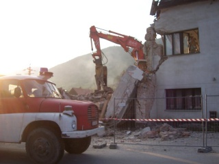 Búranie požiarnej zbrojnice 95
