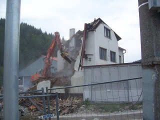 Búranie požiarnej zbrojnice 79