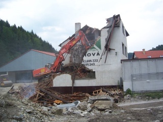 Búranie požiarnej zbrojnice 74