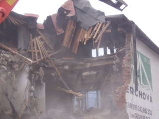 Búranie požiarnej zbrojnice 63