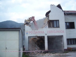 Búranie požiarnej zbrojnice 85