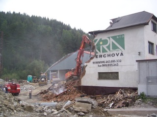 Búranie požiarnej zbrojnice 51
