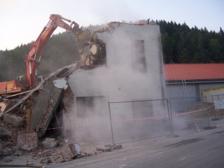 Búranie požiarnej zbrojnice 112