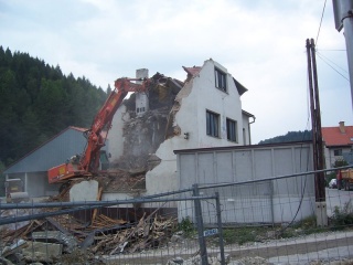 Búranie požiarnej zbrojnice 80