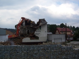 Búranie požiarnej zbrojnice 72