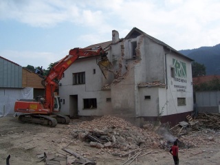 Búranie požiarnej zbrojnice 52