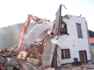 Búranie požiarnej zbrojnice 107