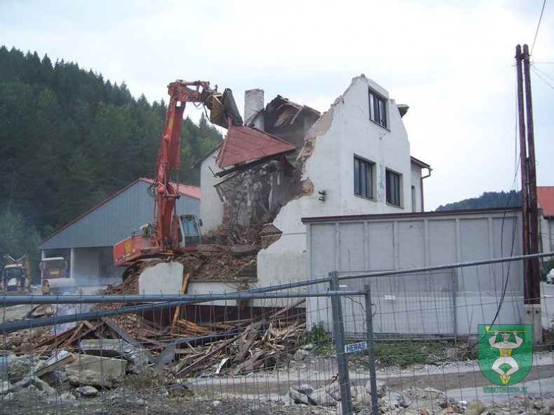 Búranie požiarnej zbrojnice 81