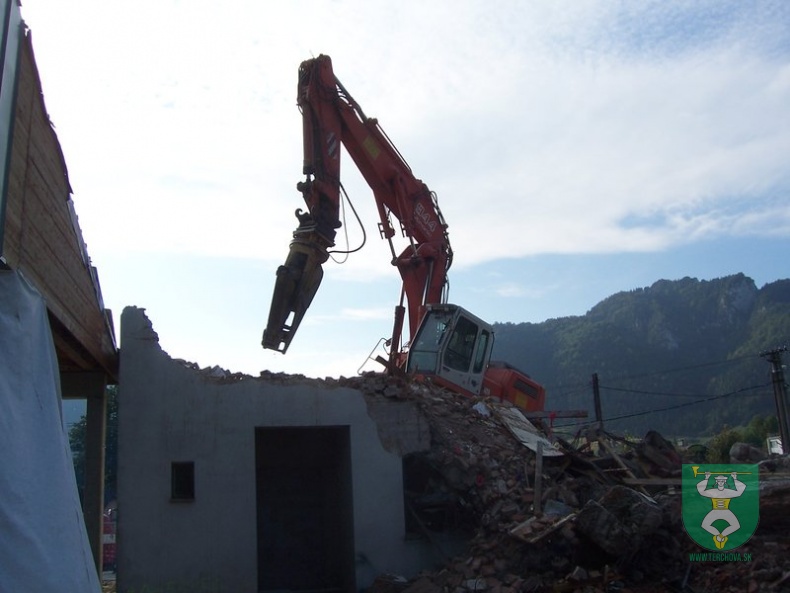 Búranie požiarnej zbrojnice 16