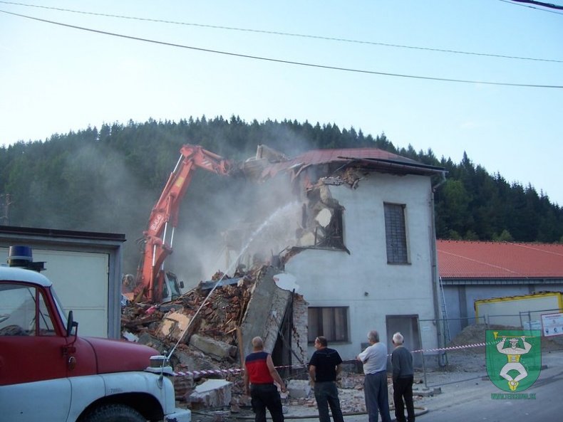 Búranie požiarnej zbrojnice 104