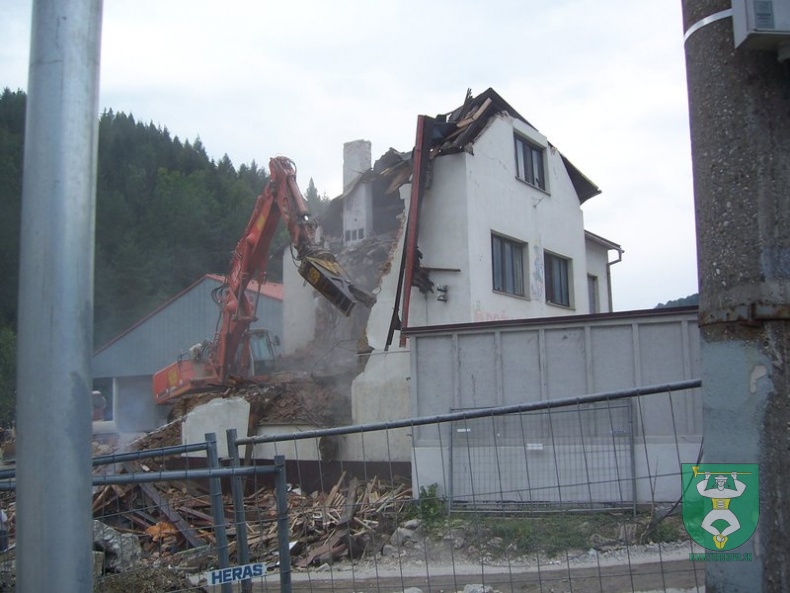 Búranie požiarnej zbrojnice 79