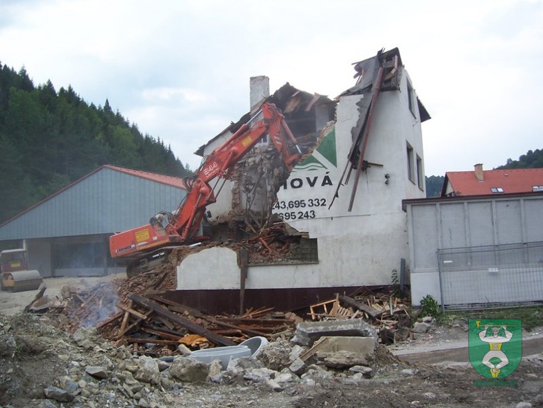 Búranie požiarnej zbrojnice 74