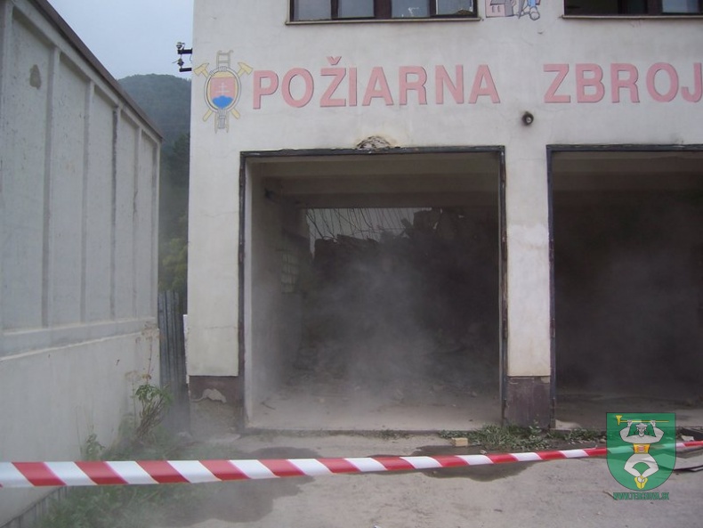 Búranie požiarnej zbrojnice 57