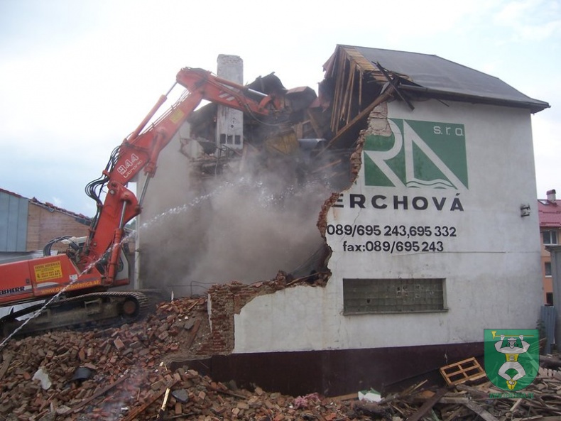 Búranie požiarnej zbrojnice 65
