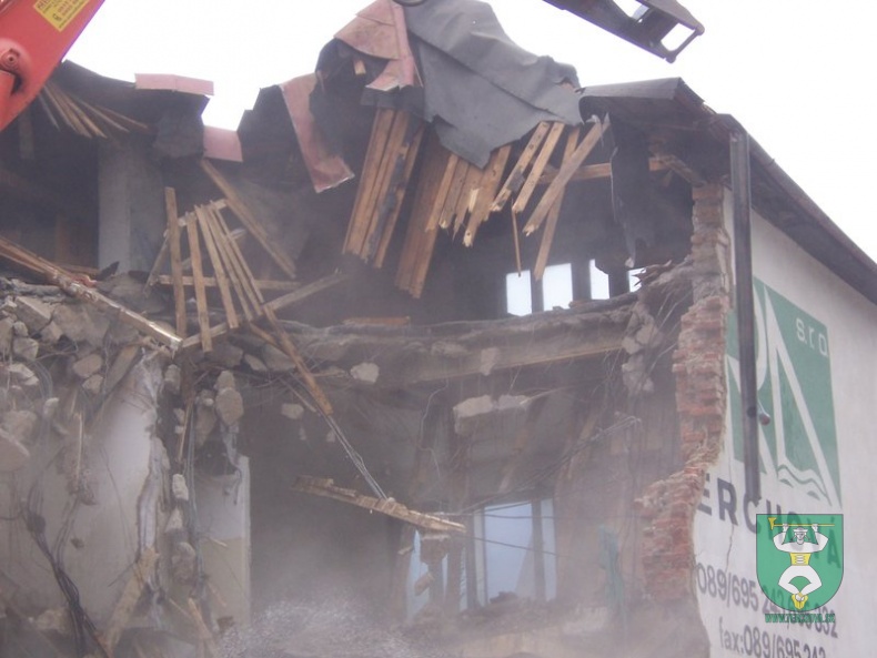 Búranie požiarnej zbrojnice 63