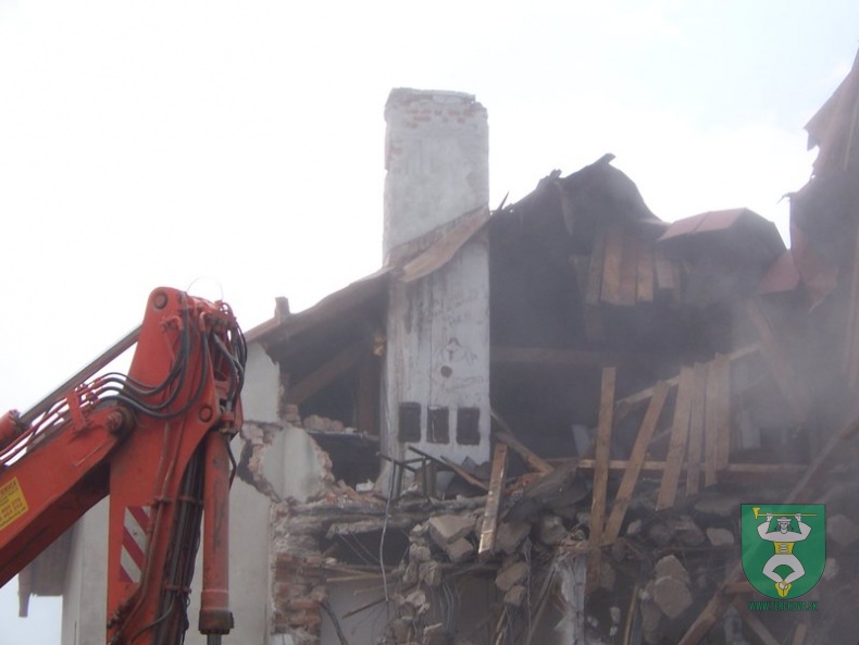 Búranie požiarnej zbrojnice 66