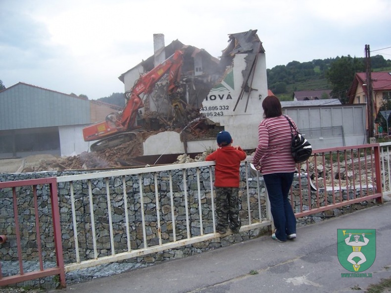 Búranie požiarnej zbrojnice 73