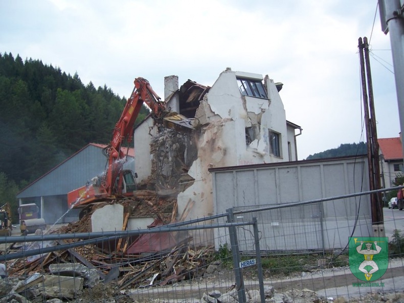 Búranie požiarnej zbrojnice 83