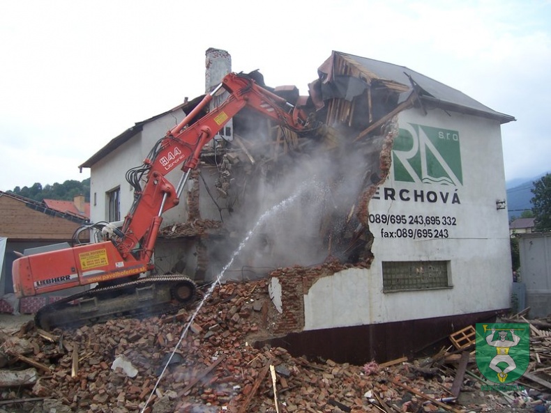 Búranie požiarnej zbrojnice 64