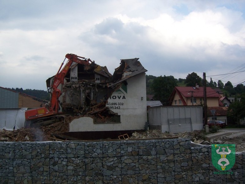 Búranie požiarnej zbrojnice 72