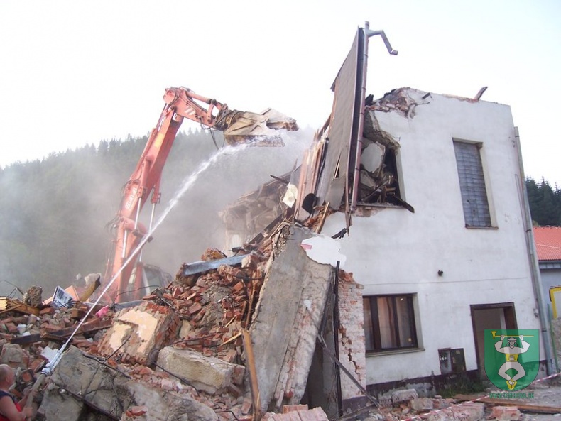 Búranie požiarnej zbrojnice 107