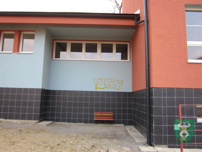 Poškodenie fasády MŠ 2