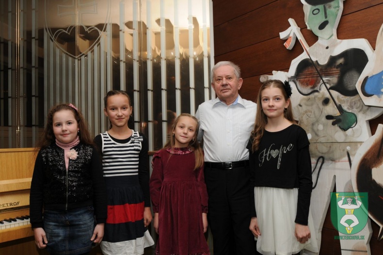 Zdeněk Hnát a klaviristky z Terchovej-7