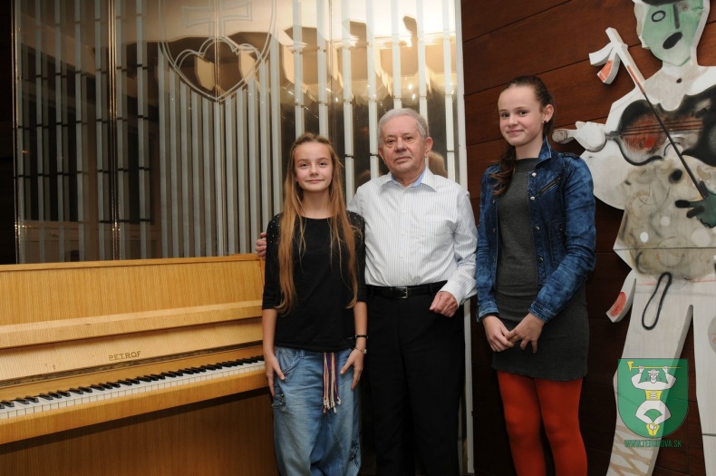 Zdeněk Hnát a klaviristky z Terchovej-8