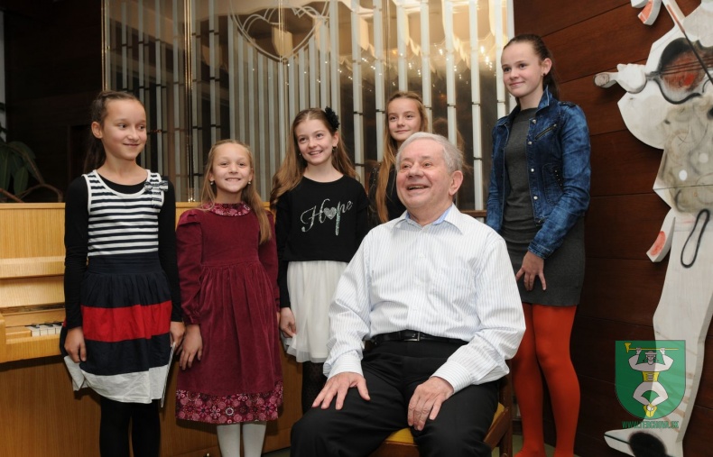 Zdeněk Hnát a klaviristky z Terchovej