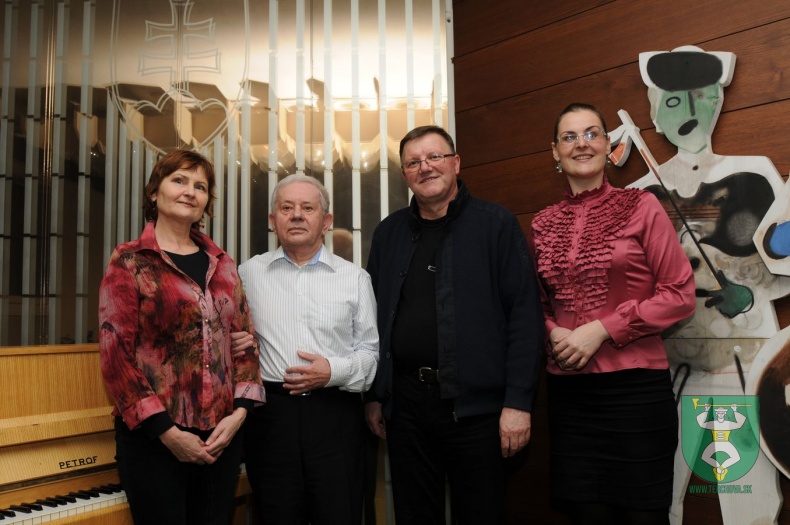 Zdeněk Hnát a klaviristky z Terchovej-20