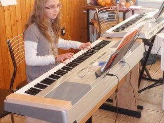 SPEVÁCI A KLAVIRISTI Z TERCHOVEJ v Domove dôchodcov-12