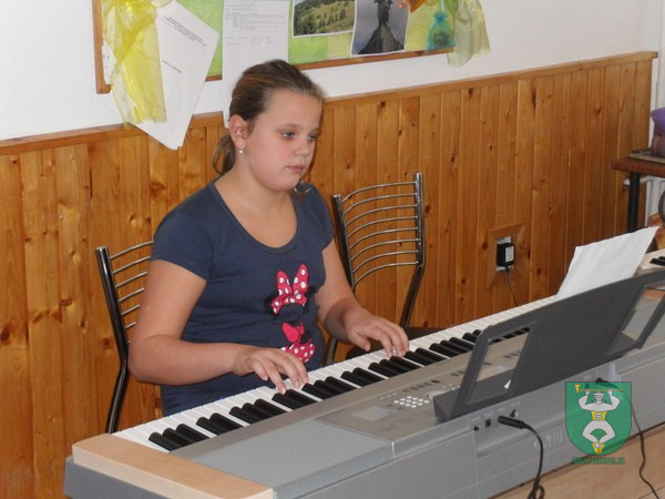 SPEVÁCI A KLAVIRISTI Z TERCHOVEJ v Domove dôchodcov-16