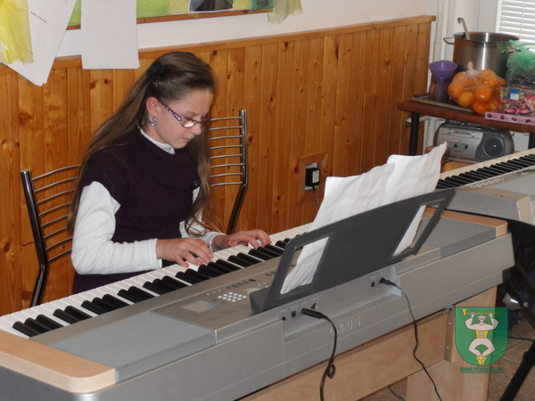 SPEVÁCI A KLAVIRISTI Z TERCHOVEJ v Domove dôchodcov-14