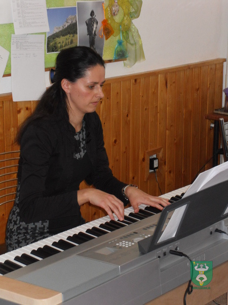 SPEVÁCI A KLAVIRISTI Z TERCHOVEJ v Domove dôchodcov-11