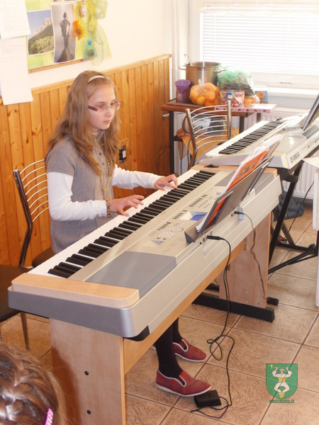 SPEVÁCI A KLAVIRISTI Z TERCHOVEJ v Domove dôchodcov-12