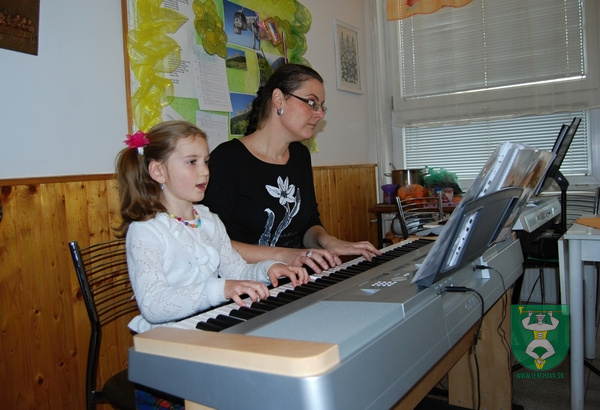 SPEVÁCI A KLAVIRISTI Z TERCHOVEJ v Domove dôchodcov