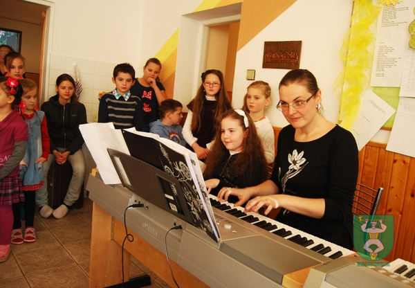 SPEVÁCI A KLAVIRISTI Z TERCHOVEJ v Domove dôchodcov-3