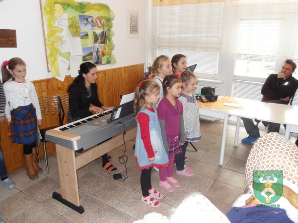 SPEVÁCI A KLAVIRISTI Z TERCHOVEJ v Domove dôchodcov-9