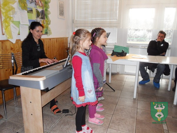 SPEVÁCI A KLAVIRISTI Z TERCHOVEJ v Domove dôchodcov-7