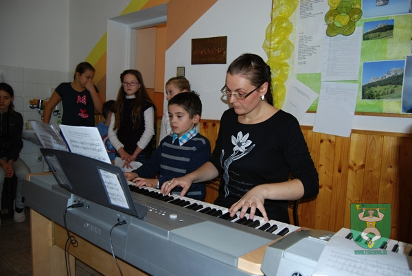 SPEVÁCI A KLAVIRISTI Z TERCHOVEJ v Domove dôchodcov-2