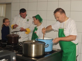 Babka varila a radila-4